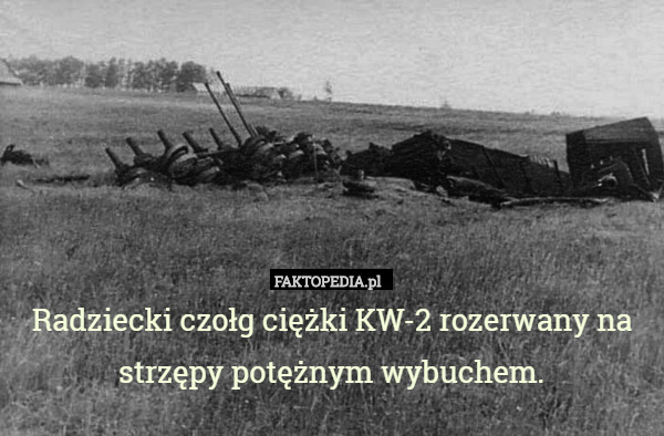 Radziecki czołg ciężki KW-2 rozerwany na strzępy potężnym wybuchem. 