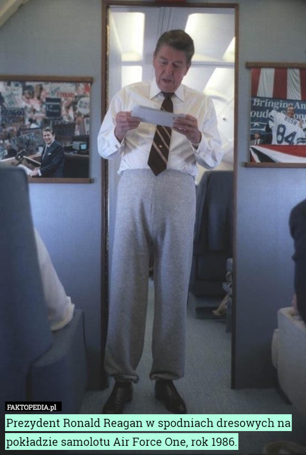 Prezydent Ronald Reagan w spodniach dresowych na pokładzie samolotu Air Force One, rok 1986. 