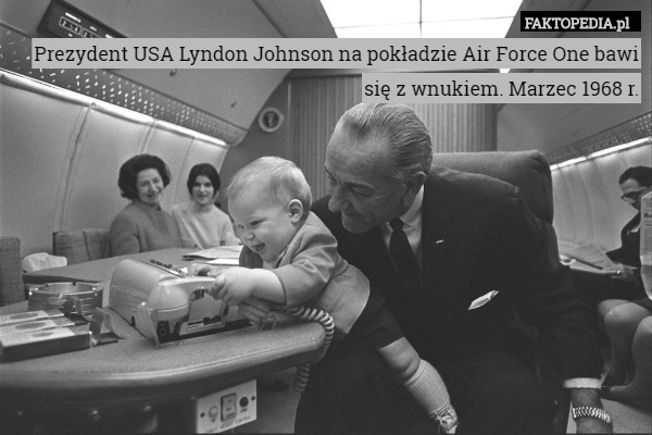 Prezydent USA Lyndon Johnson na pokładzie Air Force One bawi się z wnukiem. Marzec 1968 r. 