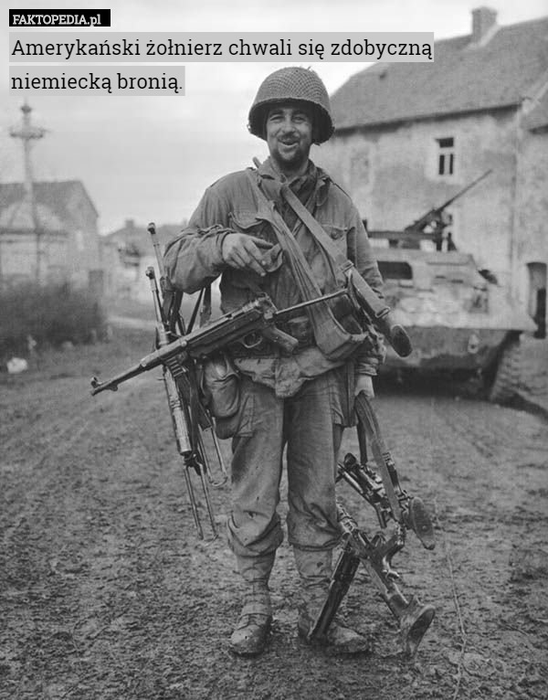 Amerykański żołnierz chwali się zdobyczną niemiecką bronią. 
