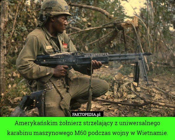 Amerykańskim żołnierz strzelający z uniwersalnego karabinu maszynowego M60 podczas wojny w Wietnamie. 