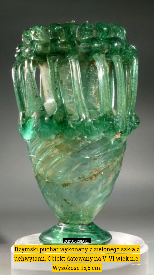 Rzymski puchar wykonany z zielonego szkła z uchwytami. Obiekt datowany na V-VI wiek n.e. Wysokość 15,5 cm. 