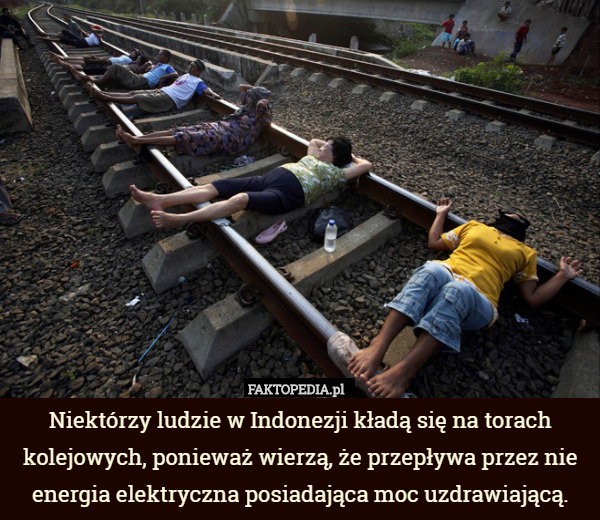 Niektórzy ludzie w Indonezji kładą się na torach kolejowych, ponieważ wierzą...