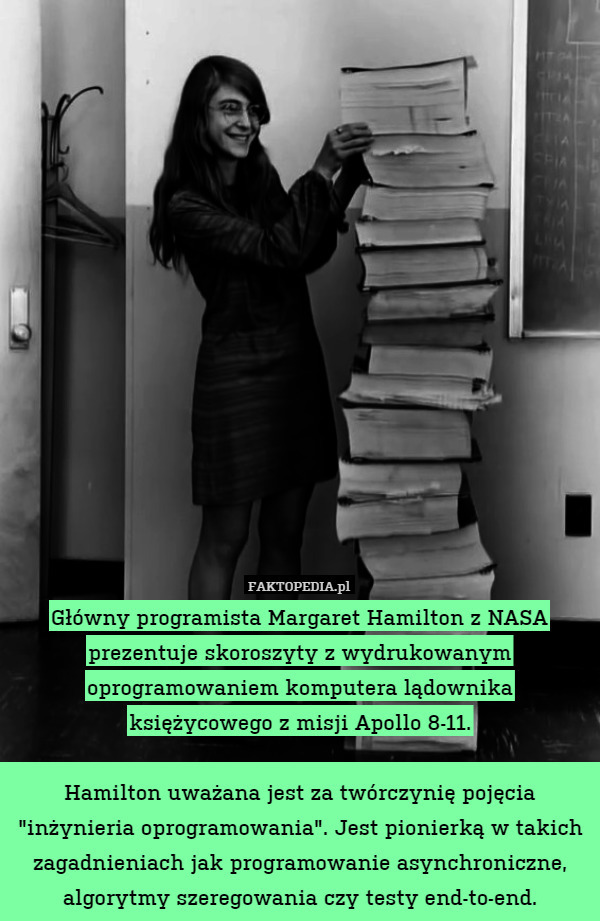 Margaret Hamilton z NASA prezentuje skoroszyty z wydrukowanym oprogramowaniem