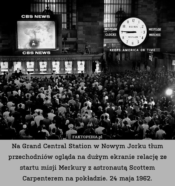 Na Grand Central Station w Nowym Jorku tłum przechodniów ogląda na dużym