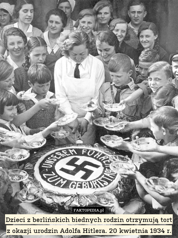 Dzieci z berlińskich biednych rodzin otrzymują tort z okazji urodzin Adolfa