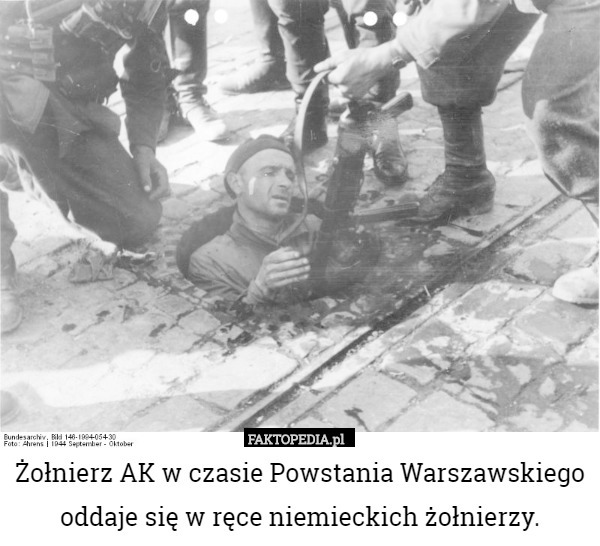 Żołnierz AK w czasie Powstania Warszawskiego oddaje się w ręce niemieckich...