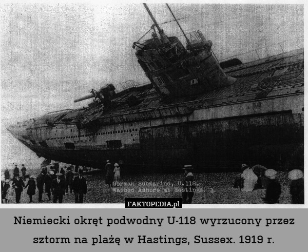 Niemiecki okręt podwodny U-118 wyrzucony przez sztorm na plażę w Hastings,