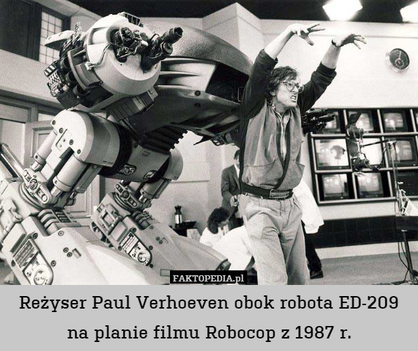 Reżyser Paul Verhoeven obok robota ED-209 na planie filmu Robocop z 1987