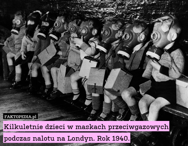 Kilkuletnie dzieci w maskach przeciwgazowych podczas nalotu na Londyn. Rok