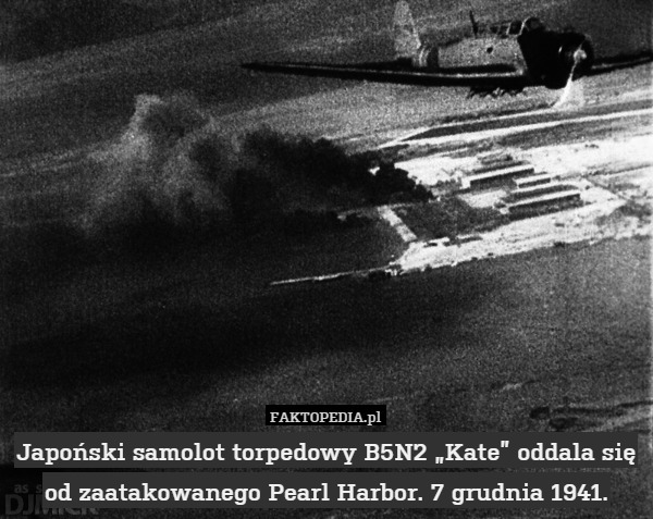 Japoński samolot torpedowy B5N2 "Kate" oddala się od zaatakowanego