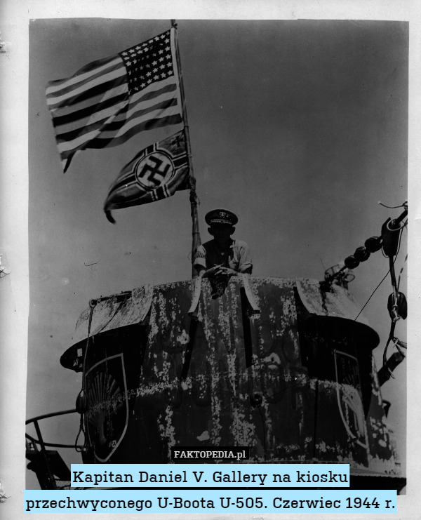 Kapitan Daniel V. Gallery na kiosku przechwyconego U-Boota U-505. Czerwiec