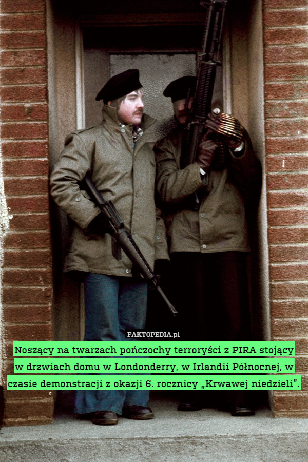 Noszący na twarzach pończochy terroryści z PIRA stojący w drzwiach domu