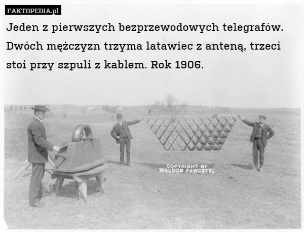 Jeden z pierwszych bezprzewodowych telegrafów. Dwóch mężczyzn trzyma latawiec