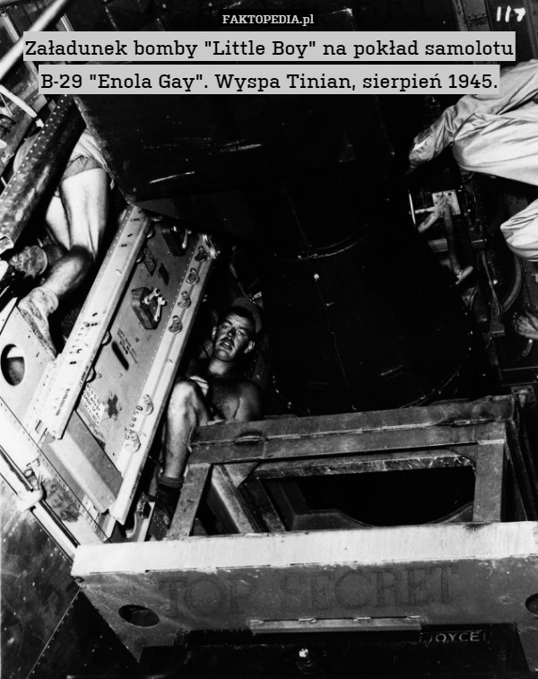 Załadunek bomby "Little Boy" na pokład samolotu B-29 "Enola