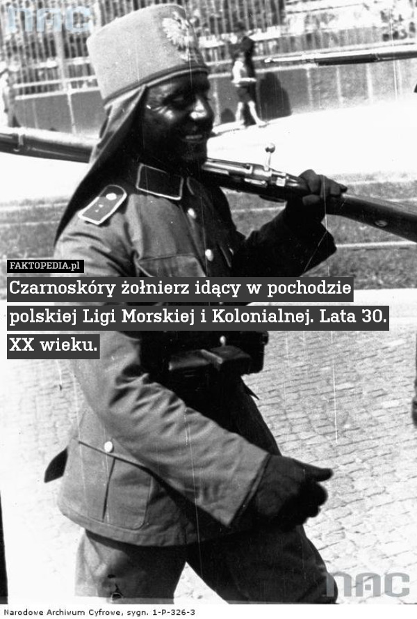 Czarnoskóry żołnierz idący w pochodzie polskiej Ligi Morskiej i Kolonialnej,