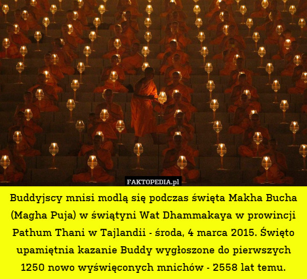 Buddyjscy mnisi modlą się podczas święta Makha Bucha (Magha Puja) w świątyni
