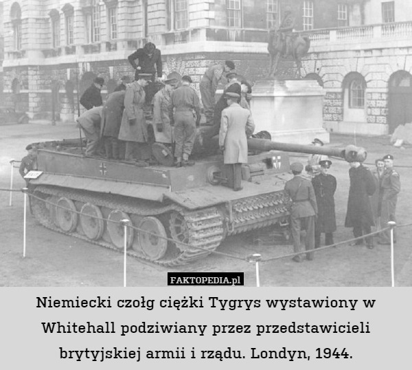 Niemiecki czołg ciężki Tygrys wystawiony w Whitehall podziwiany przez przedstawicieli