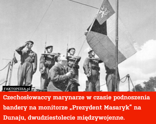Czechosłowaccy marynarze w czasie podnoszenia bandery na monitorze „Prezydent