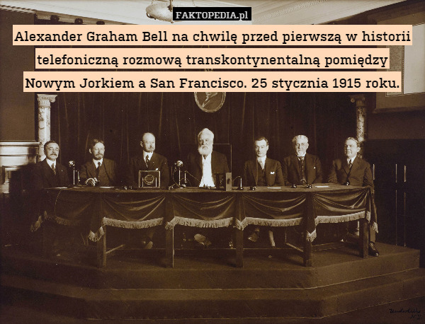 Alexander Graham Bell na chwilę przed pierwszą w historii telefoniczną rozmową