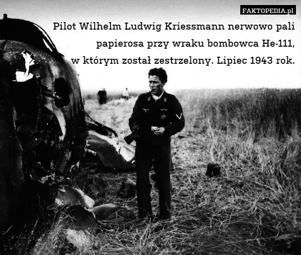 Pilot Wilhelm Ludwig Kriessmann nerwowo pali papierosa prze wraku bombowca