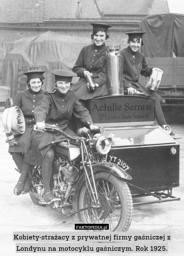 Kobiety-strażacy z prywatnej firmy gaśniczej z Londynu na motocyklu gaśniczym.