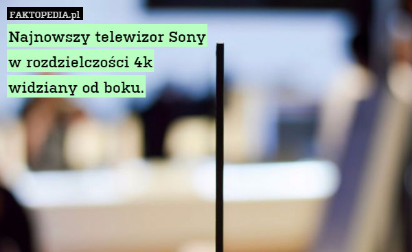 Najnowszy telewizor Sony w rozdzielczości 4k widziany od boku.