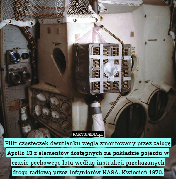 Filtr cząsteczek dwutlenku węgla zmontowany przez załogę Apollo 13 z elementów