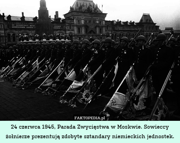 24 czerwca 1945, Parada Zwycięstwa w Moskwie. Sowieccy żołnierze prezentują
