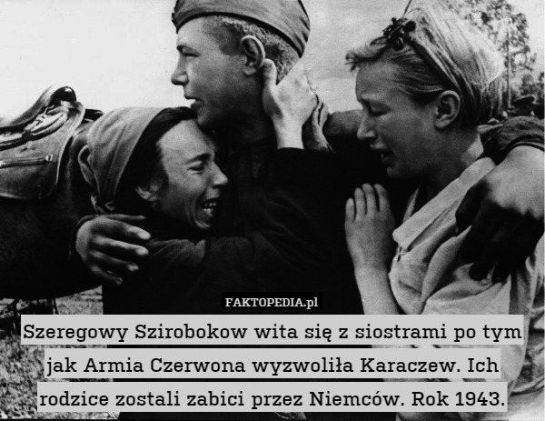 Szeregowy Szirobokow wita się z siostrami po tym jak Armia Czerwona wyzwoliła