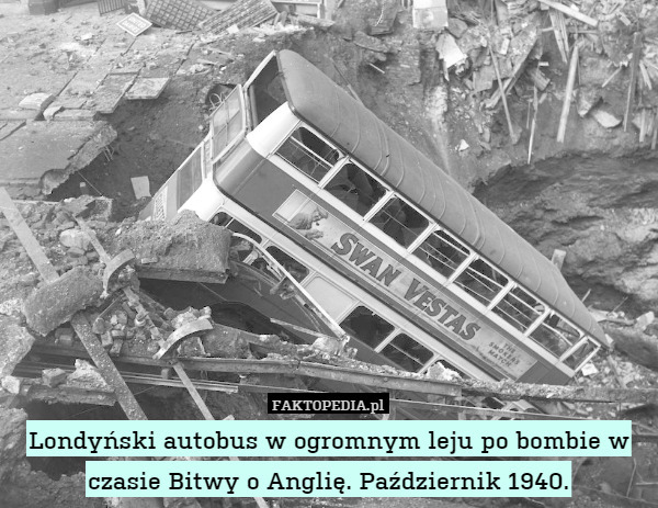 Londyński autobus w ogromnym leju po bombie w czasie Bitwy o Anglię. Październik