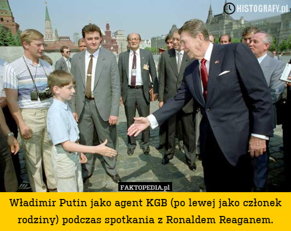 Władimir Putin jako agent KGB (po lewej jako członek rodziny) podczas spotkania