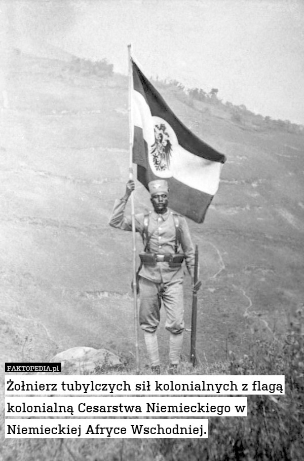 Żołnierz tubylczych sił kolonialnych z flagą kolonialną Cesarstwa Niemieckiego