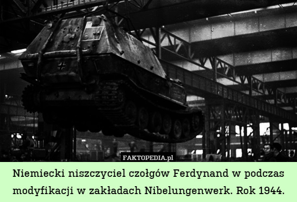 Niemiecki niszczyciel czołgów Ferdynand w podczas modyfikacji w zakładach