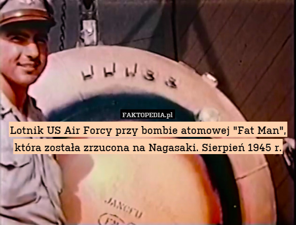 Lotnik US Air Forcy przy bombie atomowej "Fat Man", która została