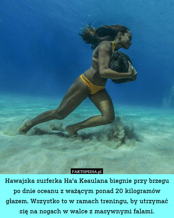 Hawajska surferka Ha'a Keaulana biegnie przy brzegu po dnie oceanu