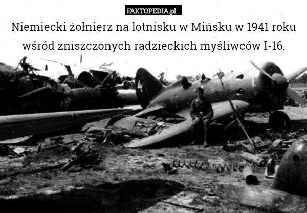 Niemiecki żołnierz na lotnisku w Mińsku w 1941 roku wśród zniszczonych radzieckich...