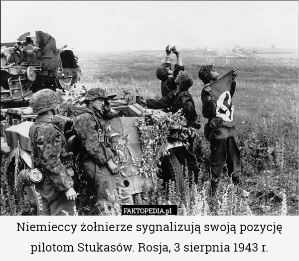 Niemieccy żołnierze sygnalizują swoją pozycję pilotom Stukasów. Rosja...