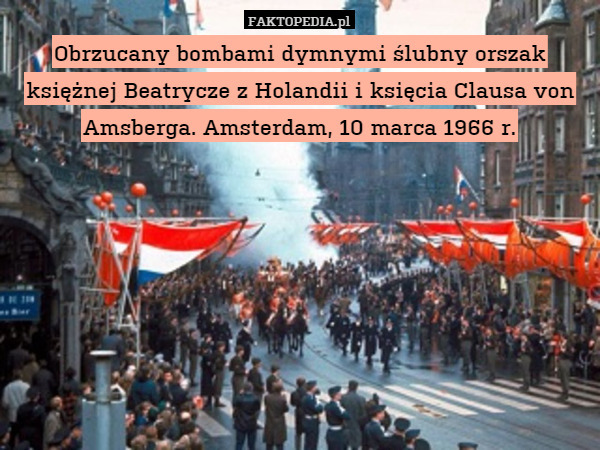 Obrzucany bombami dymnymi ślubny orszak księżnej Beatrycze z Holandii i