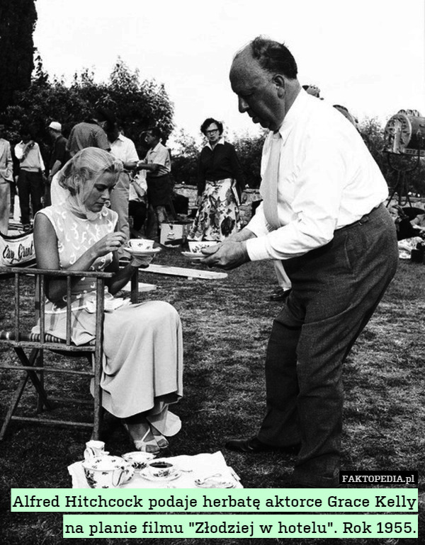 Alfred Hitchcock podaje herbatę aktorce Grace Kelly na planie filmu "Złodziej