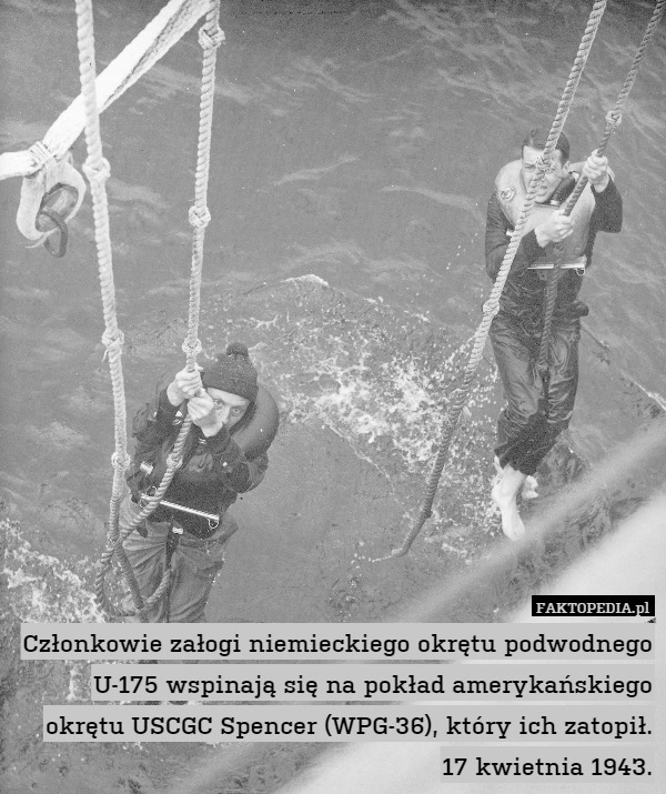 Członkowie załogi niemieckiego okrętu podwodnego U-175 wspinają się na pokład