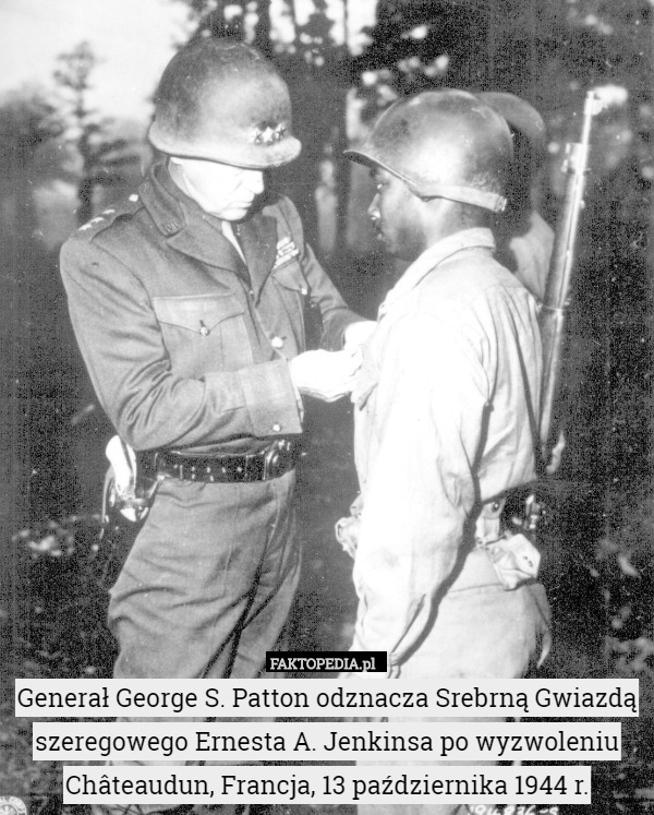 Generał George S. Patton odznacza Srebrną Gwiazdą szeregowego Ernesta...