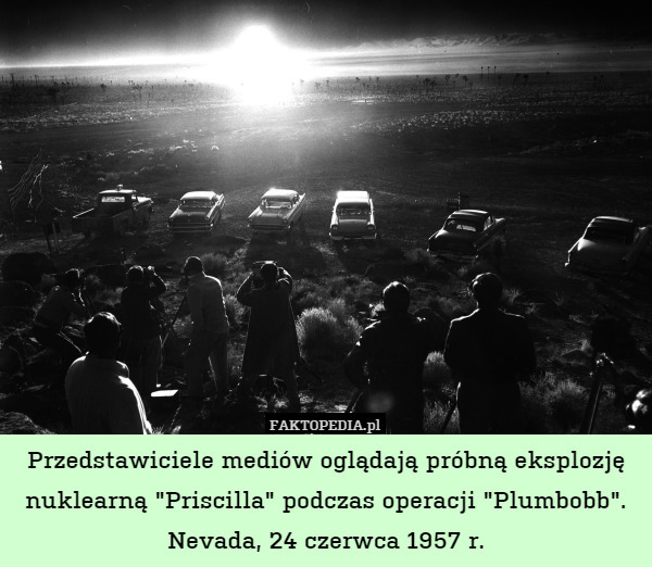 Przedstawiciele mediów oglądają próbną eksplozję nuklearną "Priscilla"