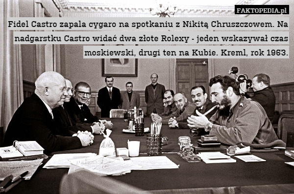 Fidel Castro zapala cygaro na spotkaniu z Nikitą Chruszczowem. Na nadgarstku