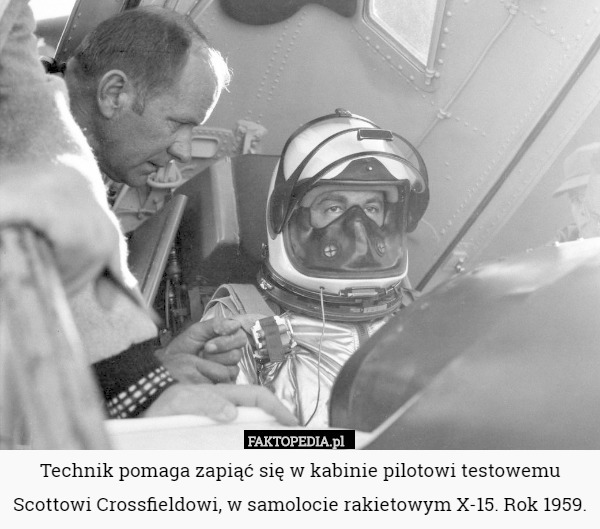 Technik pomaga zapiąć się w kabinie pilotowi testowemu Scottowi...
