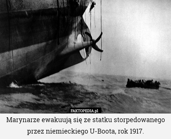 Marynarze ewakuują się ze statku storpedowanego przez niemieckiego U-Boota...