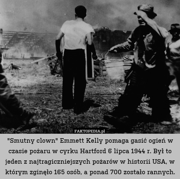 "Smutny clown" Emmett Kelly pomaga gasić ogień w czasie pożaru