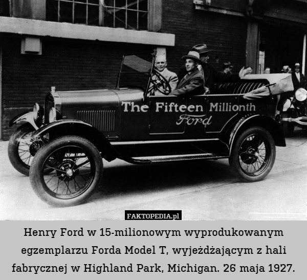 Henry Ford w 15-milionowym wyprodukowanym egzemplarzu Forda Model T wyjeżdżającym