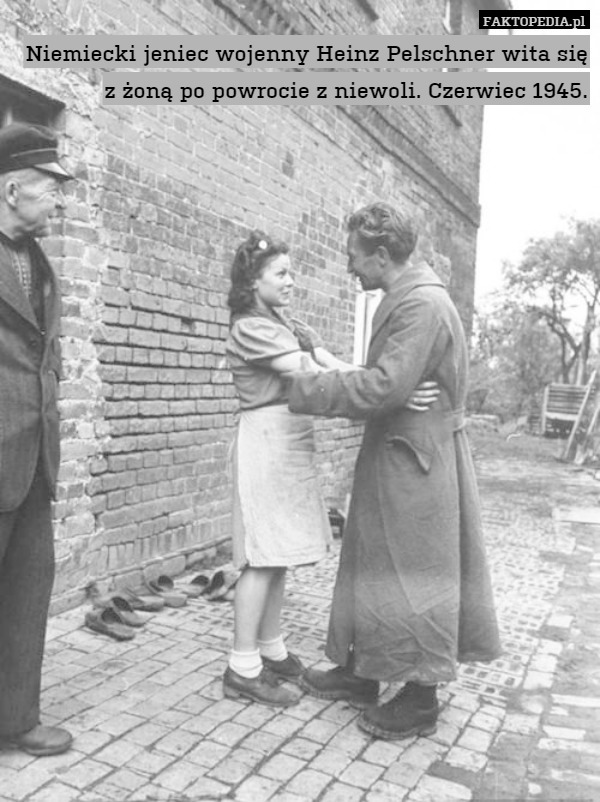 Niemiecki jeniec wojenny Heinz Pelschner wita się z żoną po powrocie z niewoli.