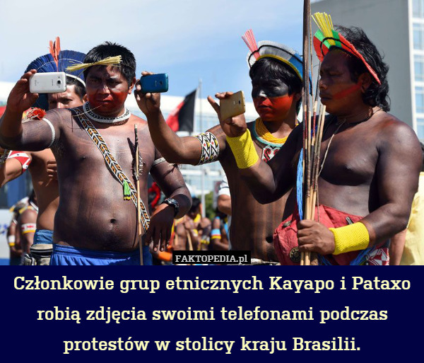 Członkowie grup etnicznych Kayapo i Pataxo robią zdjęcia swoimi telefonami